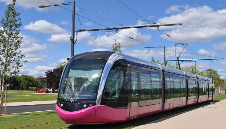 Le gouvernement envisage l'installation d'un réseau de "tramway" liant Tunis à Tabarka via l’itinéraire Mateur-Nefza, afin d’assurer le déplacement des touristes et des voyageurs à cette région touristique, réactiver les services touristiques dans les plages de Béja et Jendouba et redynamiser la ligne ferroviaire en arrêt depuis des dizaines d’années, a annoncé jeudi, le ministre de tourisme,  René Trabelsi.