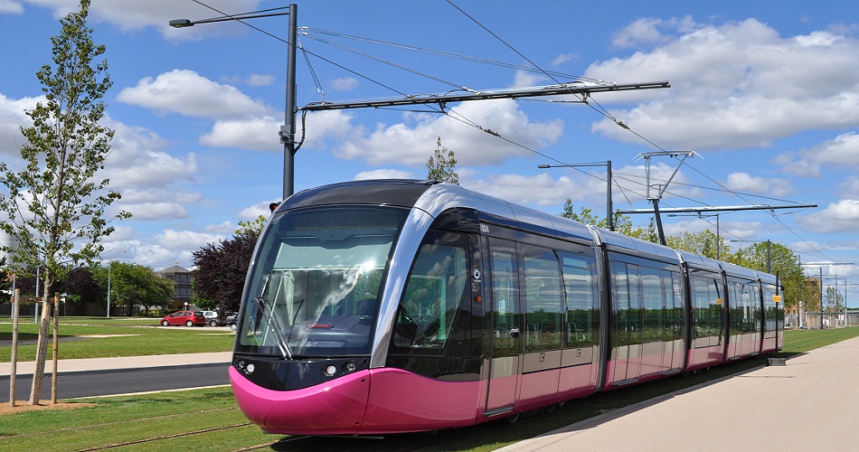 Le gouvernement envisage l'installation d'un réseau de "tramway" liant Tunis à Tabarka via l’itinéraire Mateur-Nefza, afin d’assurer le déplacement des touristes et des voyageurs à cette région touristique, réactiver les services touristiques dans les plages de Béja et Jendouba et redynamiser la ligne ferroviaire en arrêt depuis des dizaines d’années, a annoncé jeudi, le ministre de tourisme,  René Trabelsi.