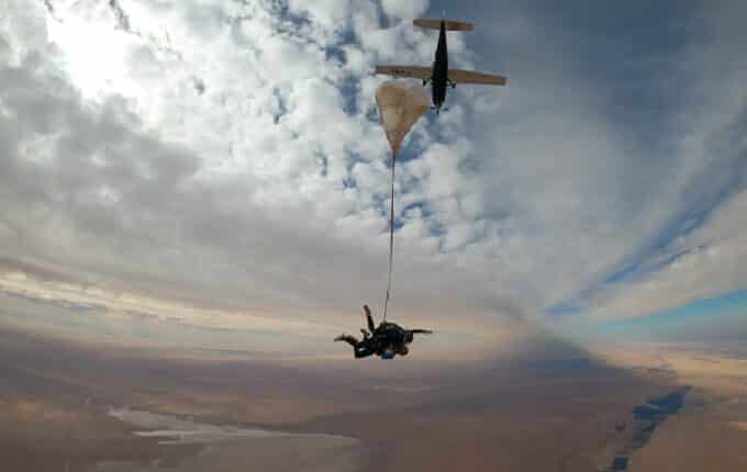 SKYS, TOZEUR VIT AU RYTHME DU PARACHUTISME