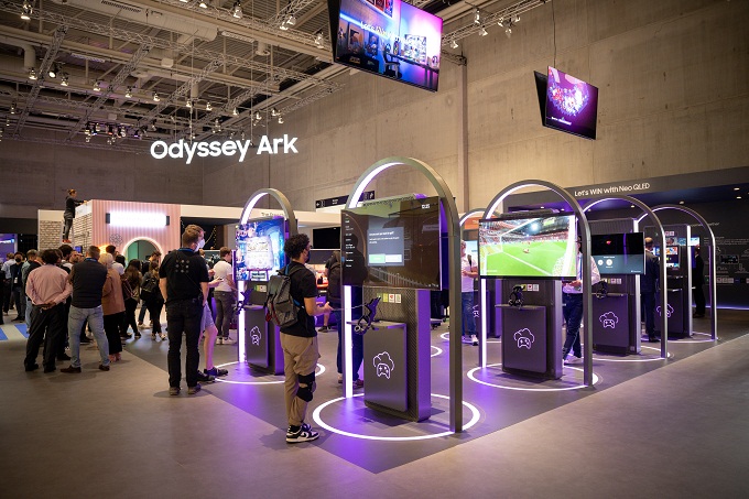 Des invités explorent l'exposition OdysseyArk au salon Samsung IFA 2022