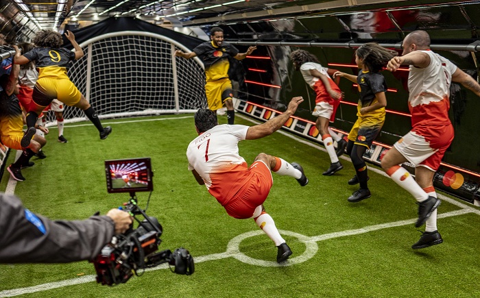 Mastercard consolide un h&eacute;ritage footballistique de plusieurs d&eacute;cennies gr&acirc;ce au LIVRE GUINNESS DES RECORDS&trade; avec Luis Figo