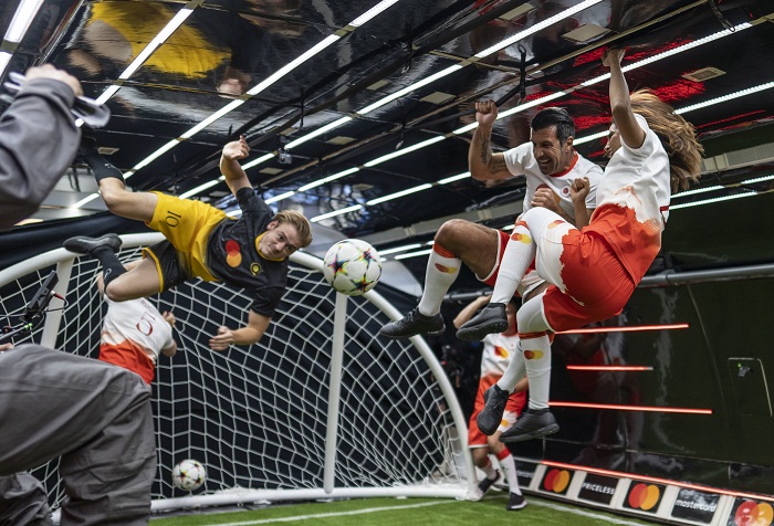 Mastercard consolide un h&eacute;ritage footballistique de plusieurs d&eacute;cennies gr&acirc;ce au LIVRE GUINNESS DES RECORDS&trade; avec Luis Figo