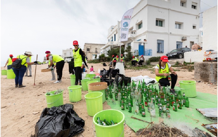 KFC et l’association Tounes Clean up lancent une action de sensibilisation environnementale et de nettoyage de la plage de la Marsa 