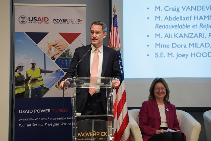 L'ambassadeur des États-Unis, Joey Hood, se joint à l'atelier Power Tunisia pour encourager l'adoption des énergies propres pour la croissance économique