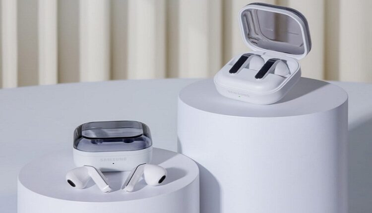 lifestyle galaxy buds4pro white galaxy buds4 white combo e1773418807906 1