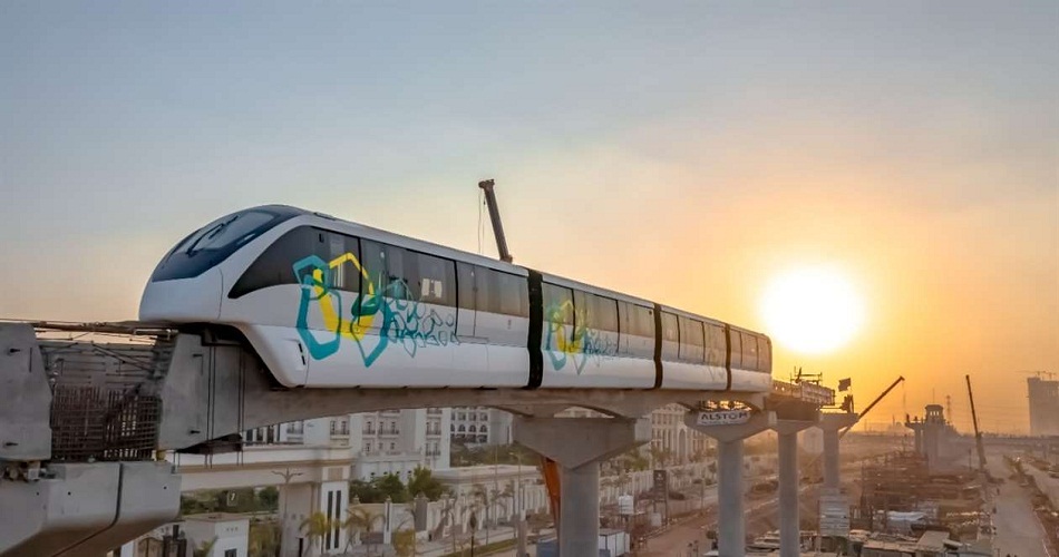 première africaine le monorail du caire entre en gare 
