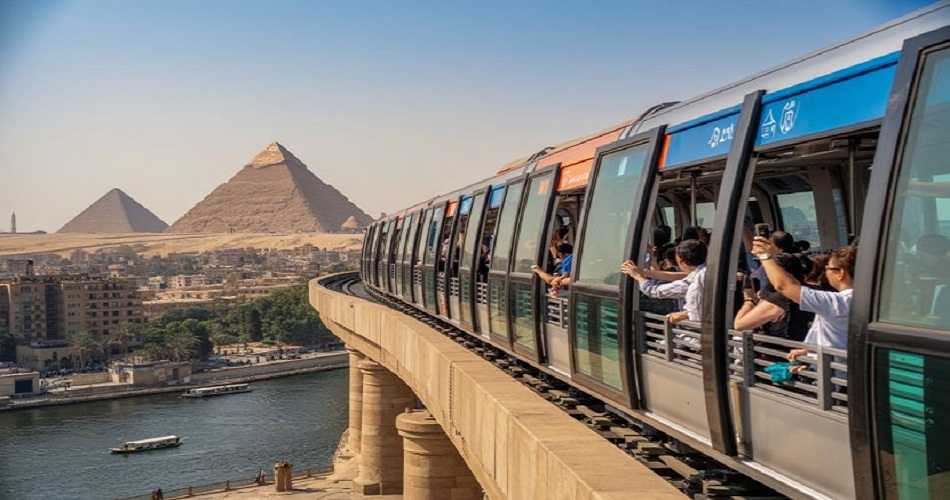première africaine le monorail du caire entre en gare 2