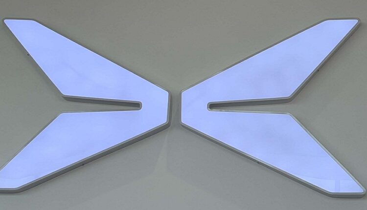 xpeng logo plumeseconomiques